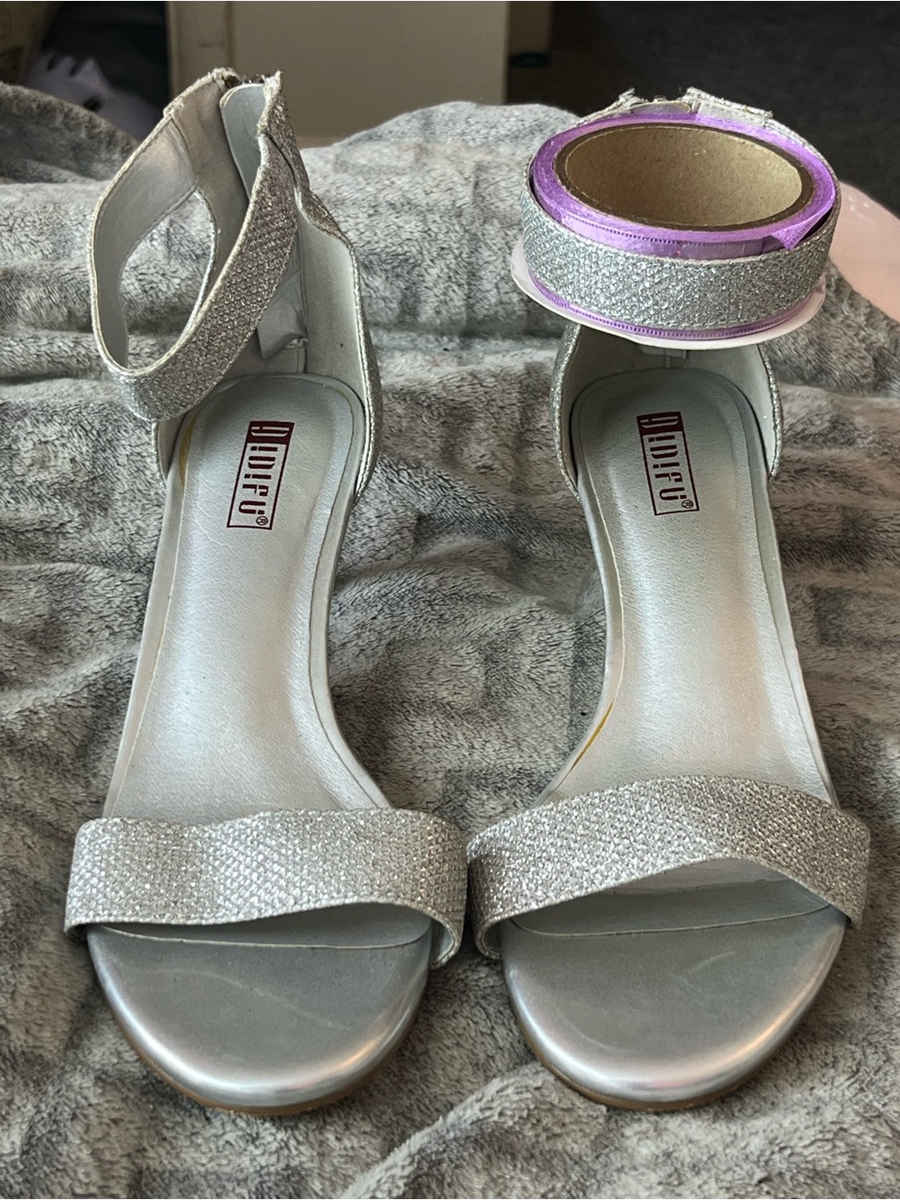 silver glitter ankle-strap dress sandals by IDIFU open-toe design. Sz 7.5
